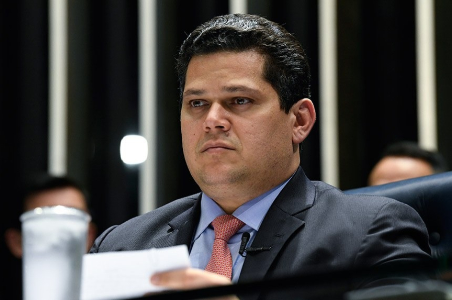 Alcolumbre invalida trechos de projeto para viabilizar redução de pena de Bolsonaro