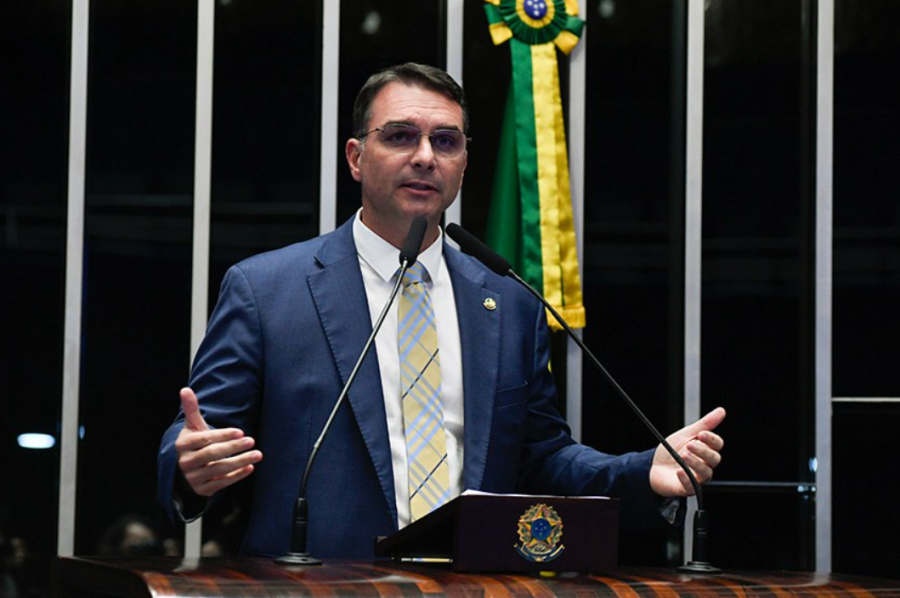 Flávio Bolsonaro comemora aprovação da dosimetria e afirma que 'vai ter Bolsonaro na urna'