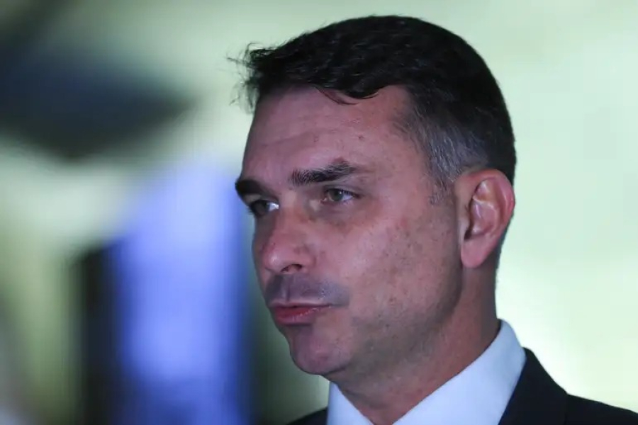 Flávio Bolsonaro ataca Lula e diz que brasileiros trabalham “só para sustentar a máquina do governo”