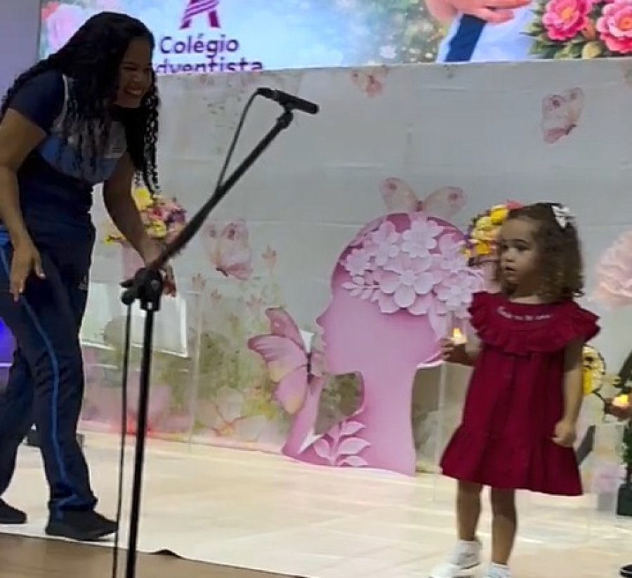Pequena arranca risadas ao procurar pai em apresentação de Dia das Mães