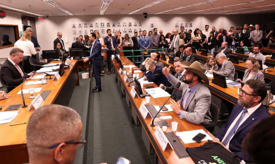 Conselho de Ética suspende três deputados por motim na Câmara