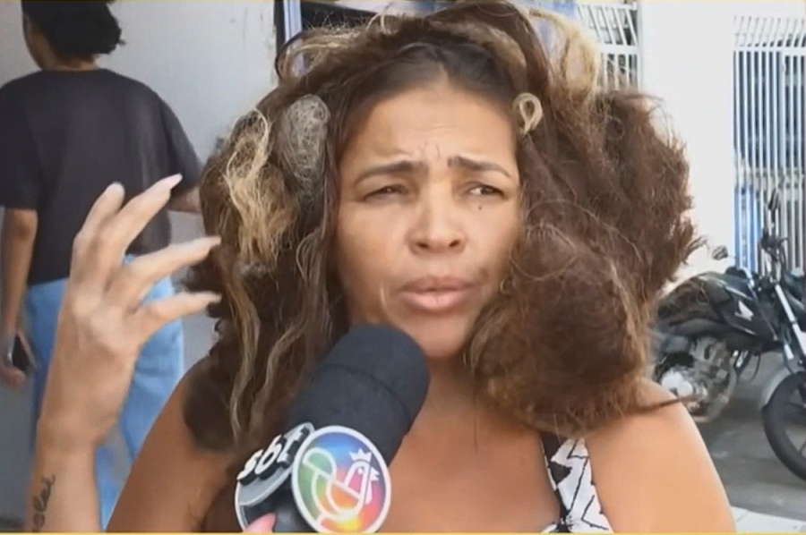 Mulher gasta R$ 3 mil em mega hair e resultado decepciona