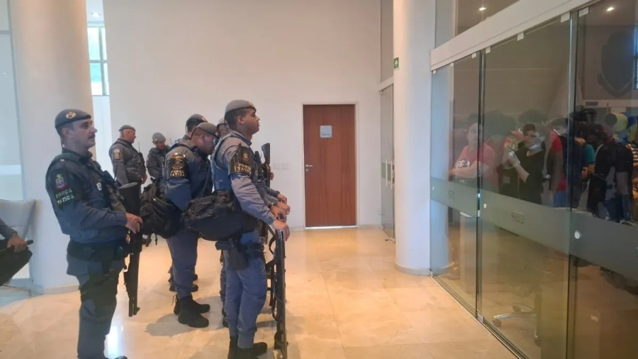 PM cerca reitoria da USP ocupada por estudantes e corta água e luz