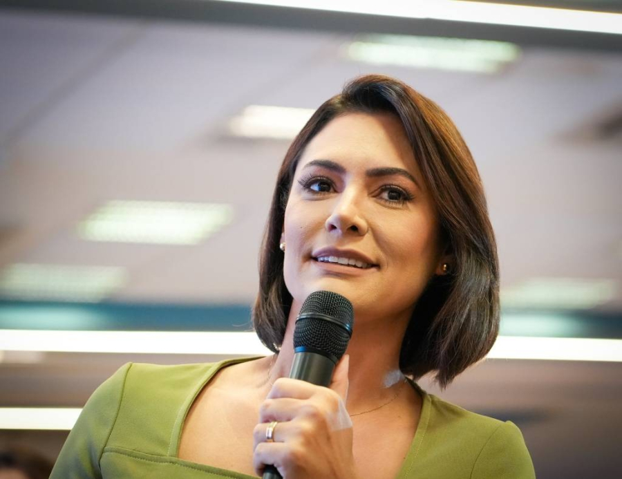 Michelle Bolsonaro entra na trend e posta foto com Ypê