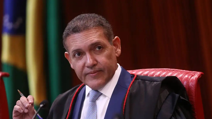 Nunes Marques toma posse na presidência do TSE e vai comandar eleições