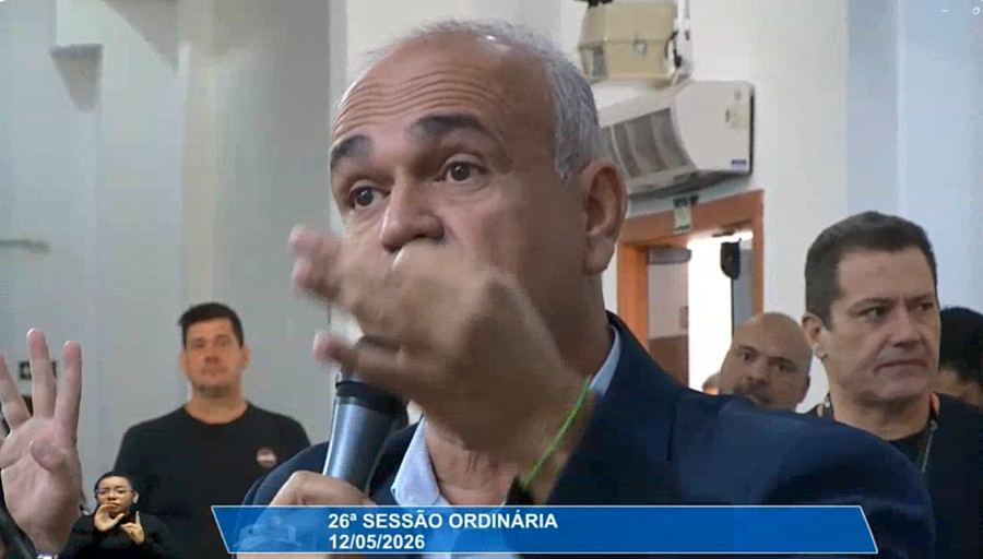 Vereador comete ato falho e diz que 'fiscaliza o povo' em vez de 'prefeito'