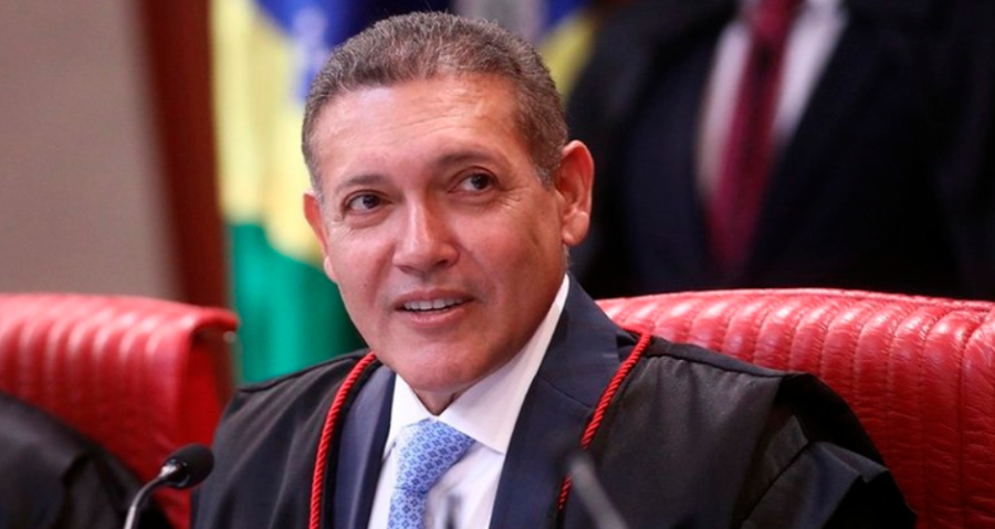 Nunes Marques toma posse no TSE e defende voto livre nas eleições
