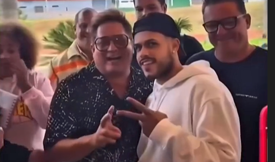 Leonardo se impressiona ao conhecer sosia de Zé Felipe