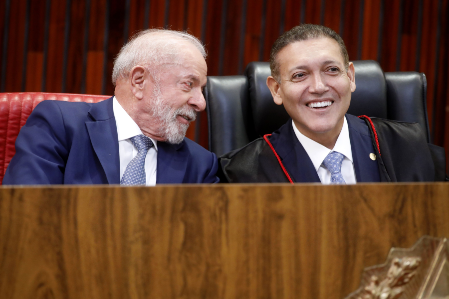 De Lula a Flávio Bolsonaro: veja quem esteve na posse de Nunes Marques no TSE