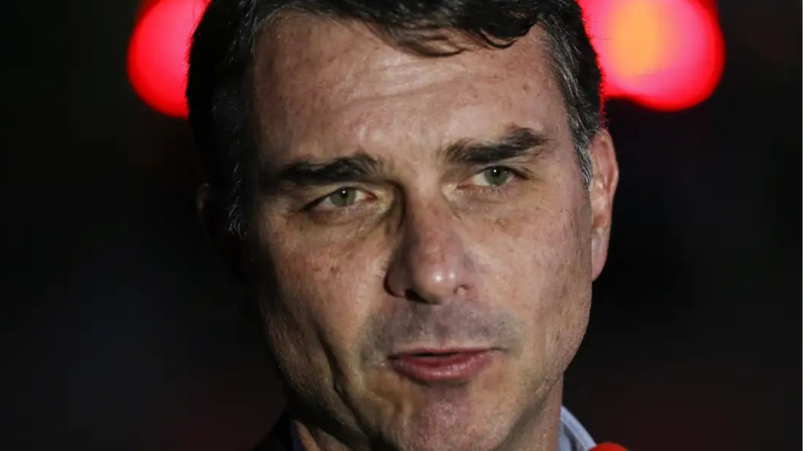 Flávio Bolsonaro admite cobrança a Vorcaro, mas nega crime