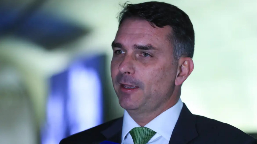 Deputados pedem investigação sobre relação entre Vorcaro e Flávio