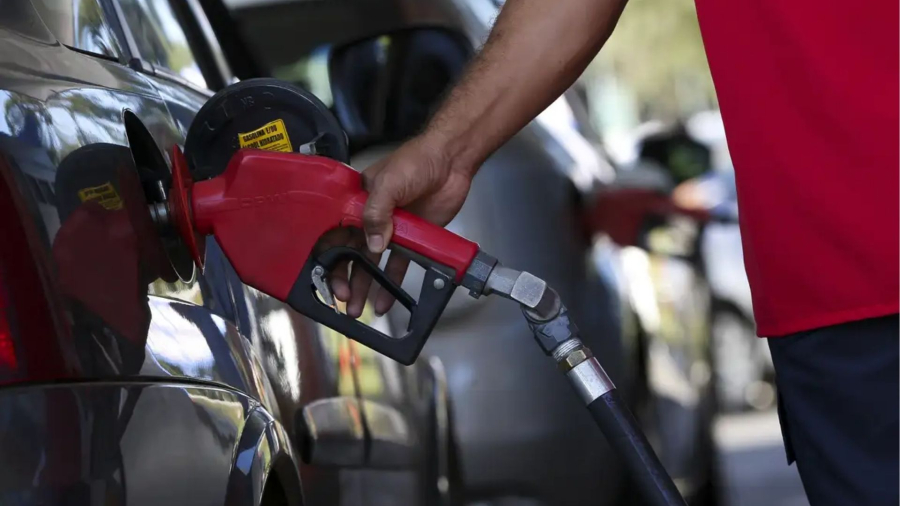 Governo cria subsídio de até R$ 0,89 para segurar preço da gasolina