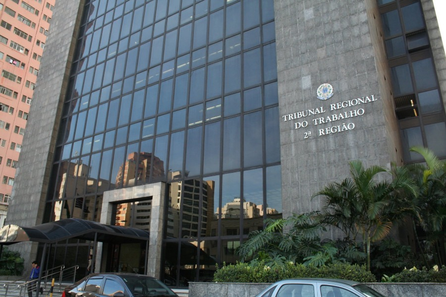 Empresa é condenada por demitir mulher trans antes de cirurgia de gênero