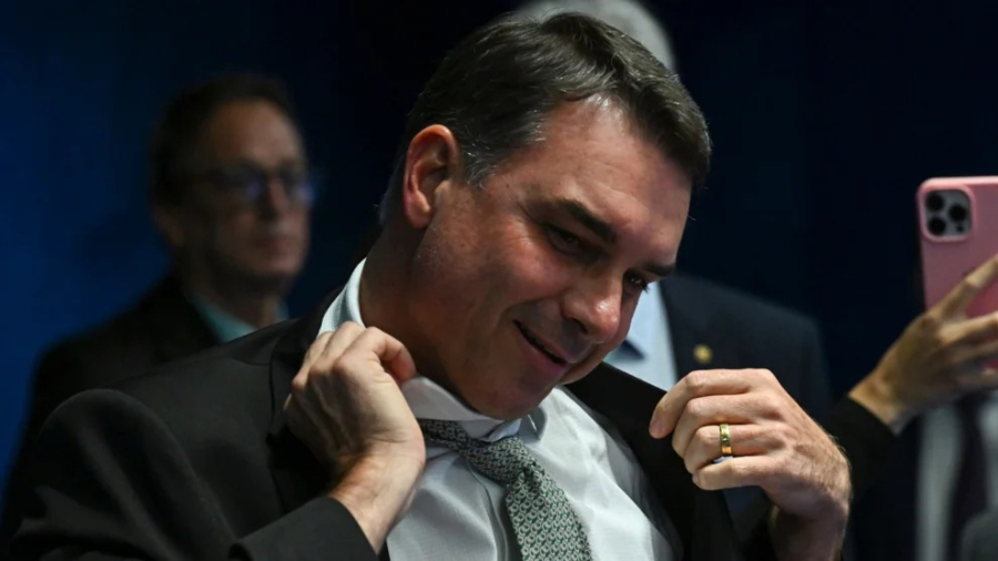 Flávio diz que Jair Bolsonaro o aconselhou a falar a verdade e que Eduardo vive de doação do pai