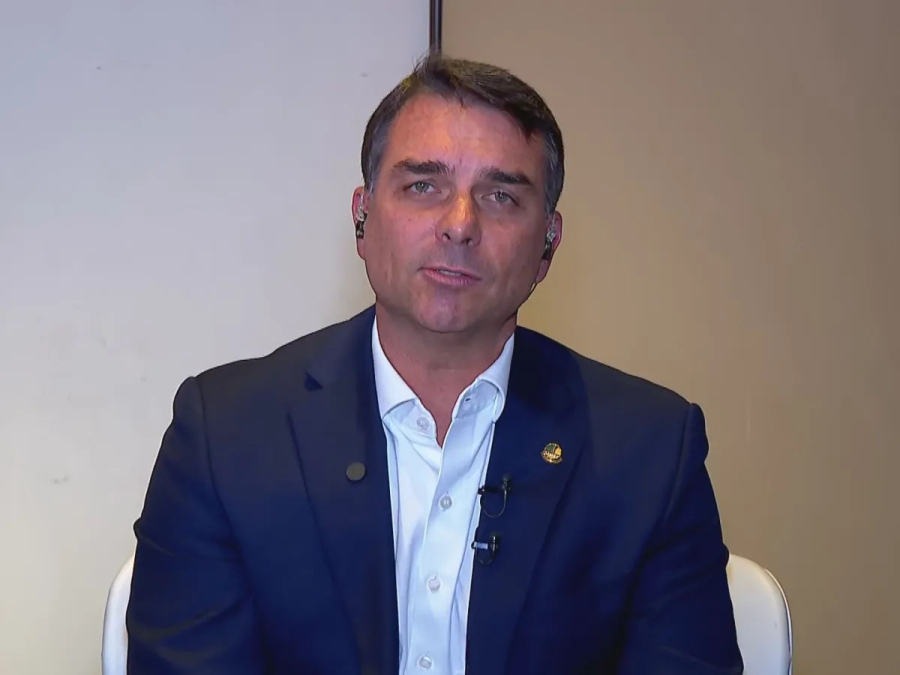 Flávio diz que não houve irregularidade em filme sobre Jair Bolsonaro e volta a atacar Lula