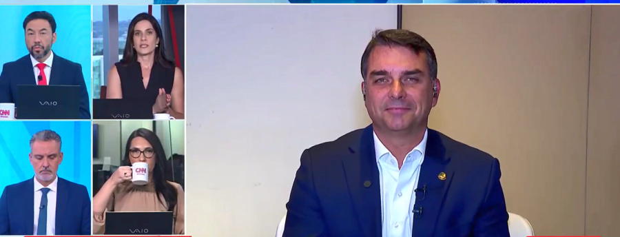 Flávio Bolsonaro é confrontado sobre áudio vazado e nega ter mentido
