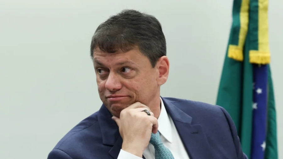 Tarcísio alega gripe ao faltar a evento com Flávio e Derrite