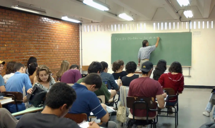 Formação de professores a distância mostra desempenho 53,1% inferior