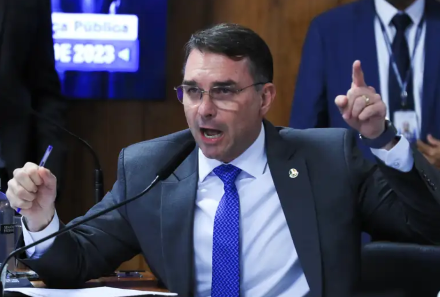 Em resposta a Lindbergh, Flávio chama Lula de “ladrão” no Congresso