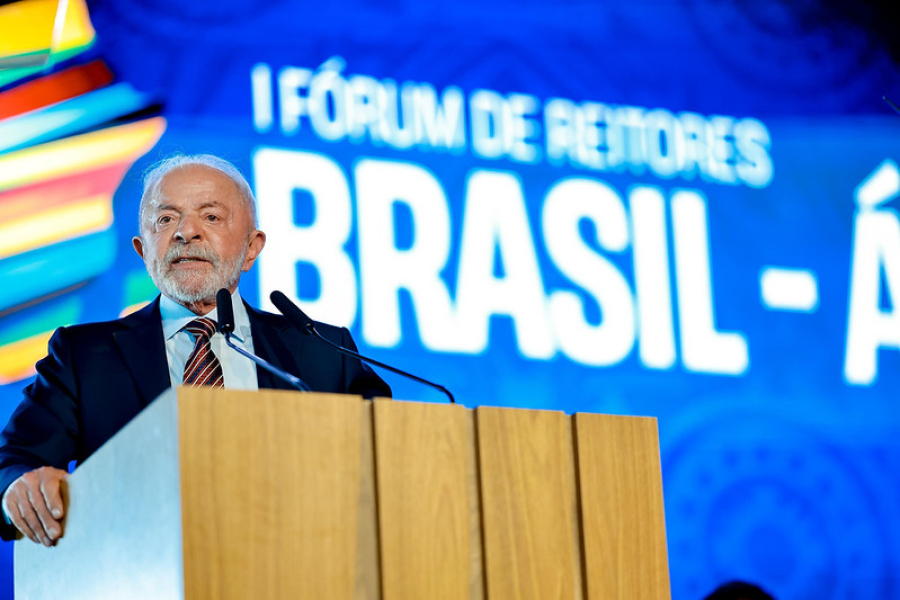 Lula diz que extrema direita teme a educação e tenta calar universidades