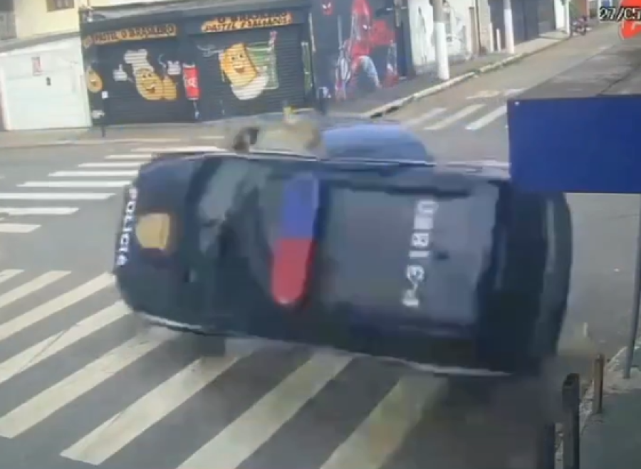 Viatura da Polícia Civil capota após ser atingida por carro em SP