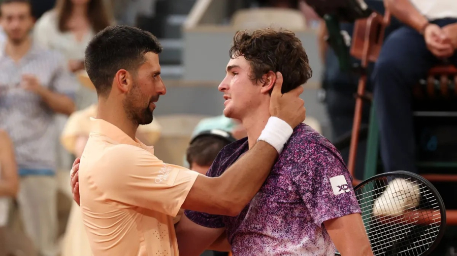 João Fonseca bate Djokovic de virada em maior vitória da carreira em Roland Garros
