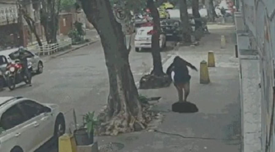 Mulher cai em bueiro no RJ após pisar em tampa