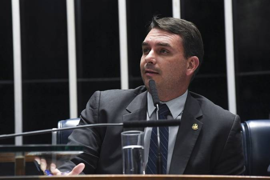 Flávio Bolsonaro diz que operação sobre produtora de 'Dark Horse' não tem 'nada a ver' com o filme