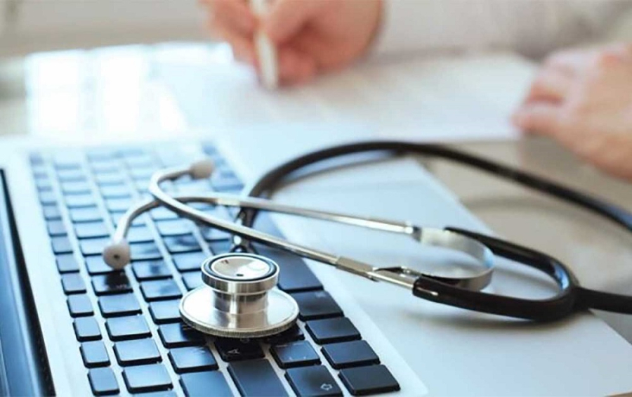 Perfis criam médicos falsos e lucram com desinformação nas redes