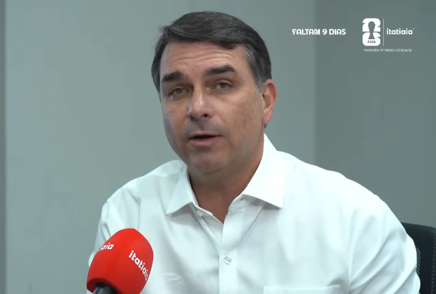 Flávio Bolsonaro diz que pediu a Trump para não taxar empresas brasileiras