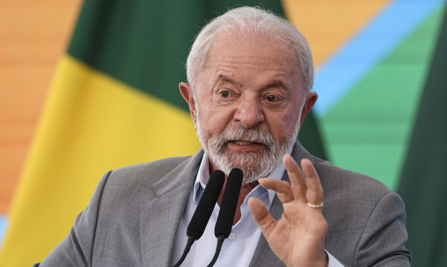 Lula imita Flávio Bolsonaro e o chama de 