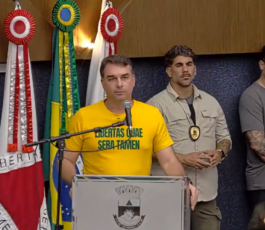 Sem provas, Flávio diz que Lula instiga facções criminosas para executar sua vida