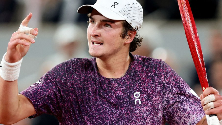 João Fonseca perde para Mensik e se despede de Roland Garros nas quartas