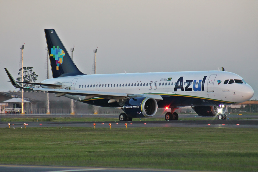 Azul deve cortar voos por alta no combustível de aviação