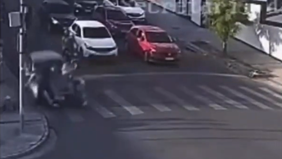 Motorista atropela família na faixa e bebê fica preso no capô