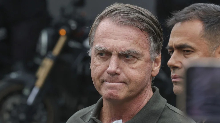 Médicos relatam piora dos soluços de Bolsonaro e pedem mais exames
