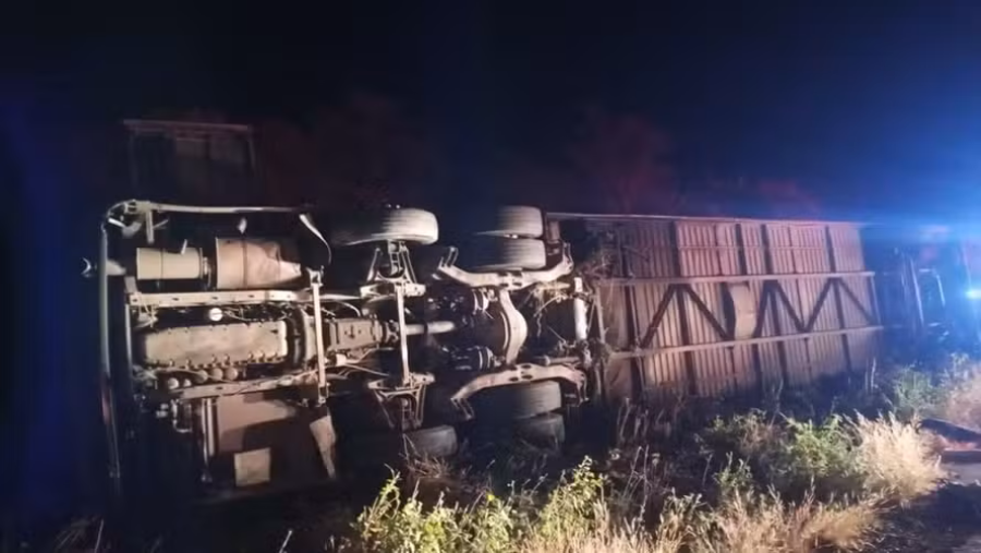 Ônibus com equipe de basquete capota e deixa sete mortos no Ceará