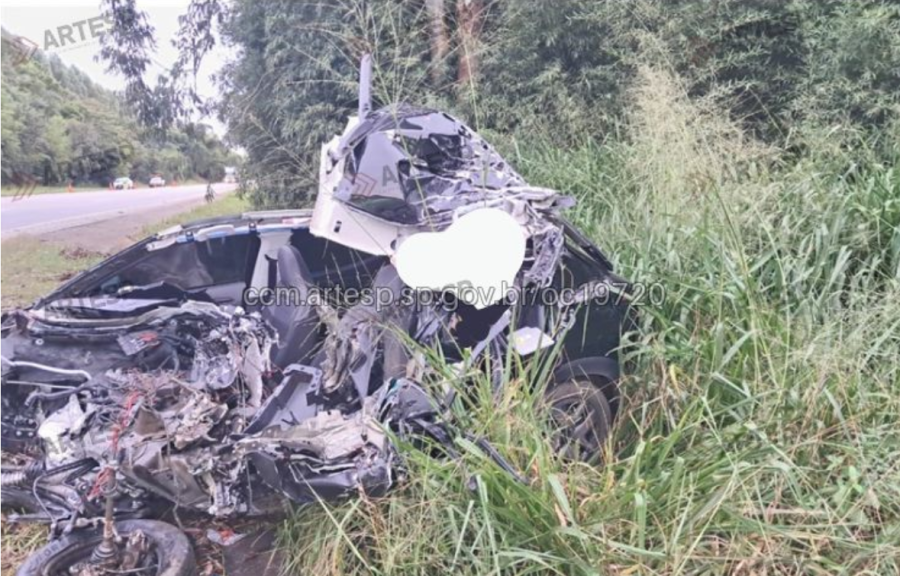 Motorista bate de frente com carreta e carro é esmagado; veja fotos