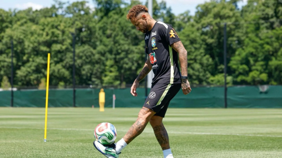 Neymar vai a campo pela primeira vez em treino da seleção brasileira