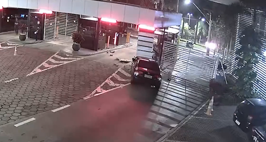 Motorista morre após bater carro em portaria de condomínio em Alphaville