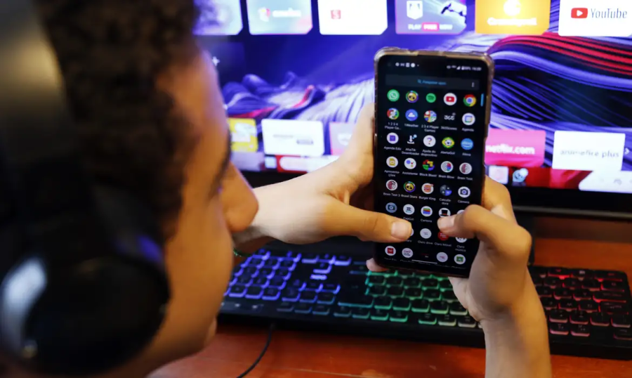 Plataformas devem exigir autorização para monetizar conteúdo com menores
