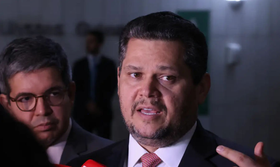 Alcolumbre mantém PEC 6x1 travada em semana esvaziada no Senado