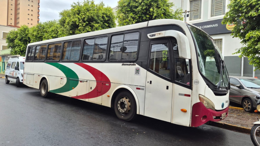 Homem armado faz 13 reféns em ônibus de pacientes em Ribeirão Preto (SP)