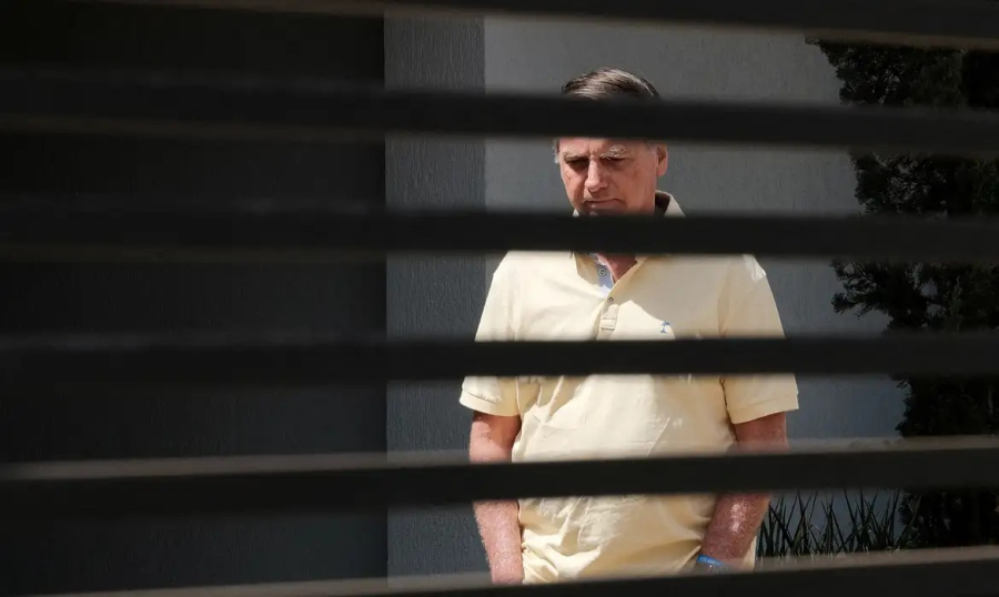 Defesa de Bolsonaro pede a Moraes que prorrogue prisão domiciliar
