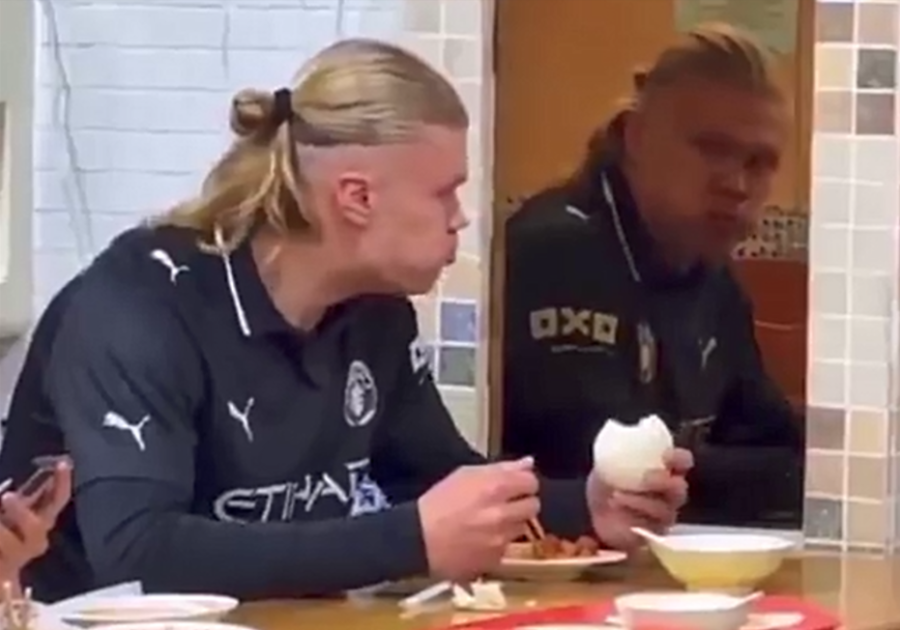 Vídeo de Haaland se assustando com espelho é fake