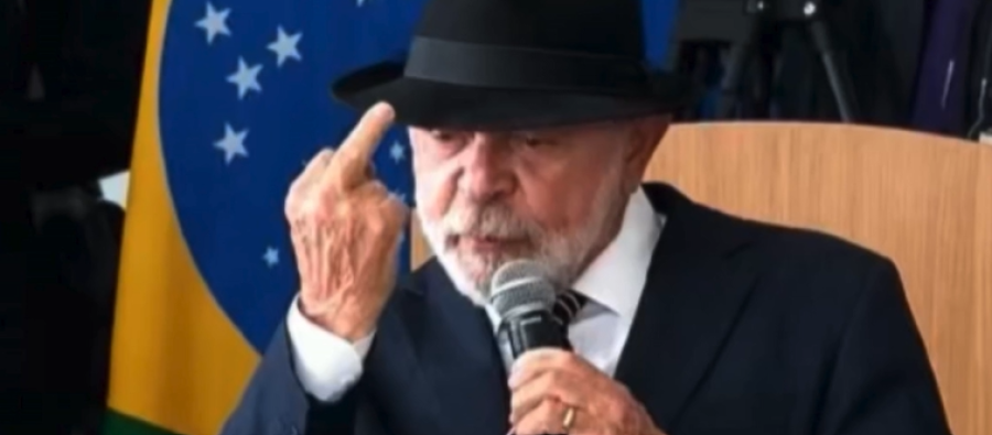 Lula mostra dedo do meio ao defender que pobre quer “tudo de primeira”