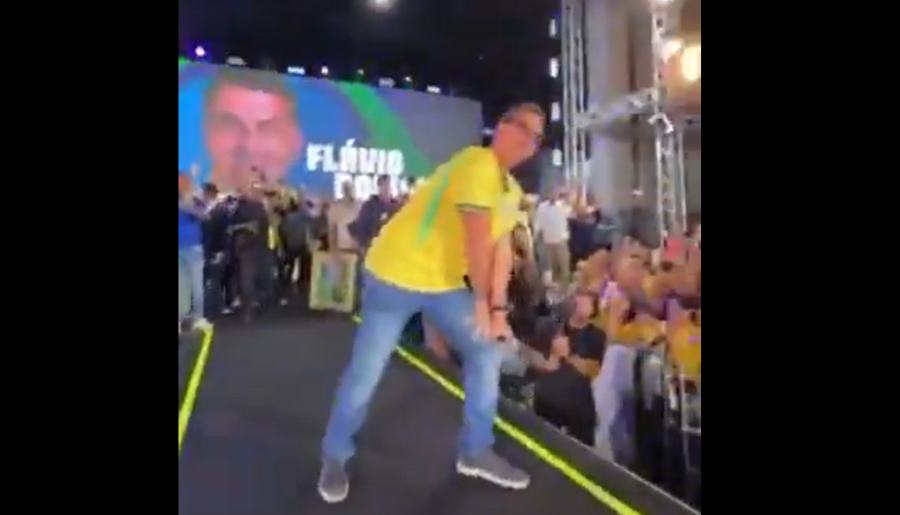Flávio Bolsonaro dá “reboladinha” durante evento do PL