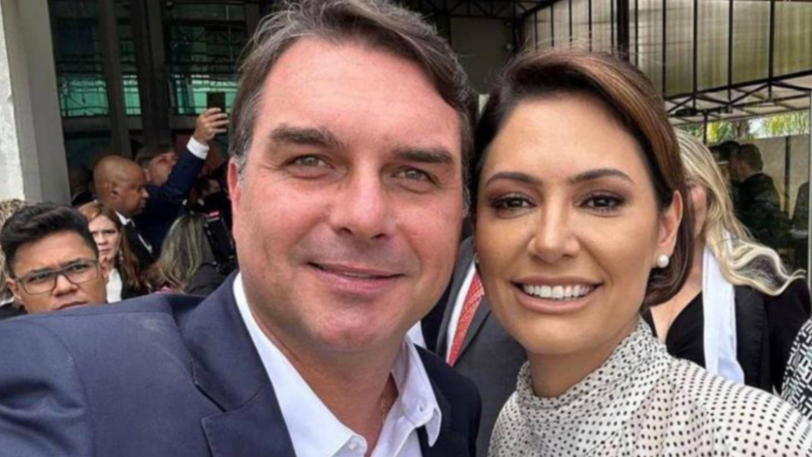 Michelle não dá sinal de trégua, e Flávio Bolsonaro já admite ausência