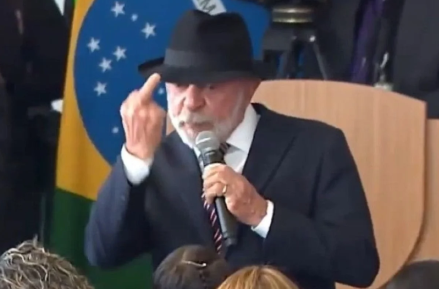 Dedo do meio de Lula vira 'banquete' para a direita