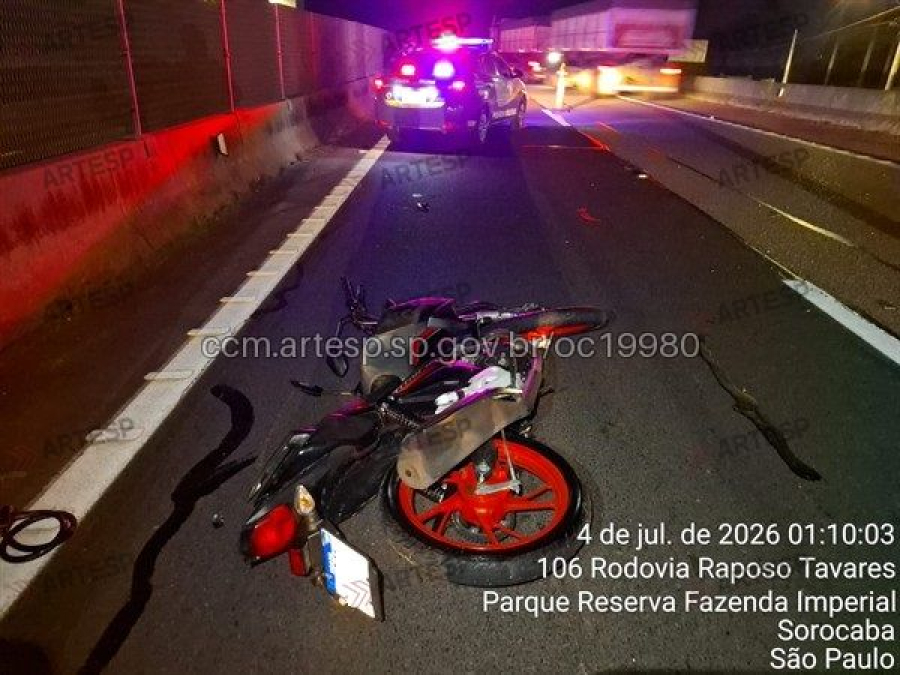 Motociclista morre após ser atingido por carro que mudava de faixa